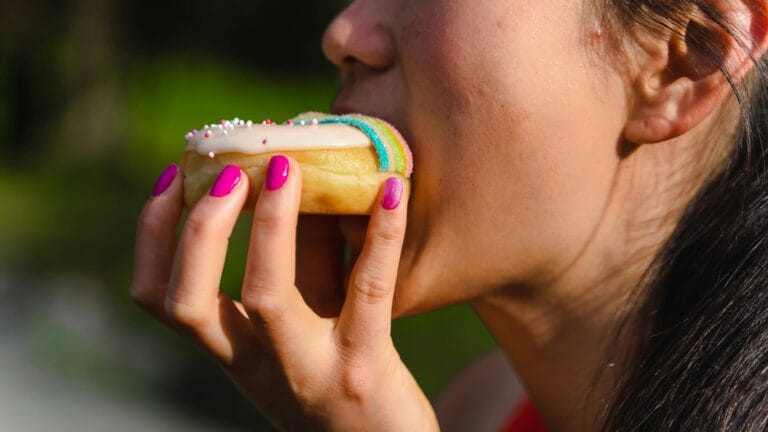 Хранене и сън — защо лошата нощ те кара да ядеш повече | Храни се умно